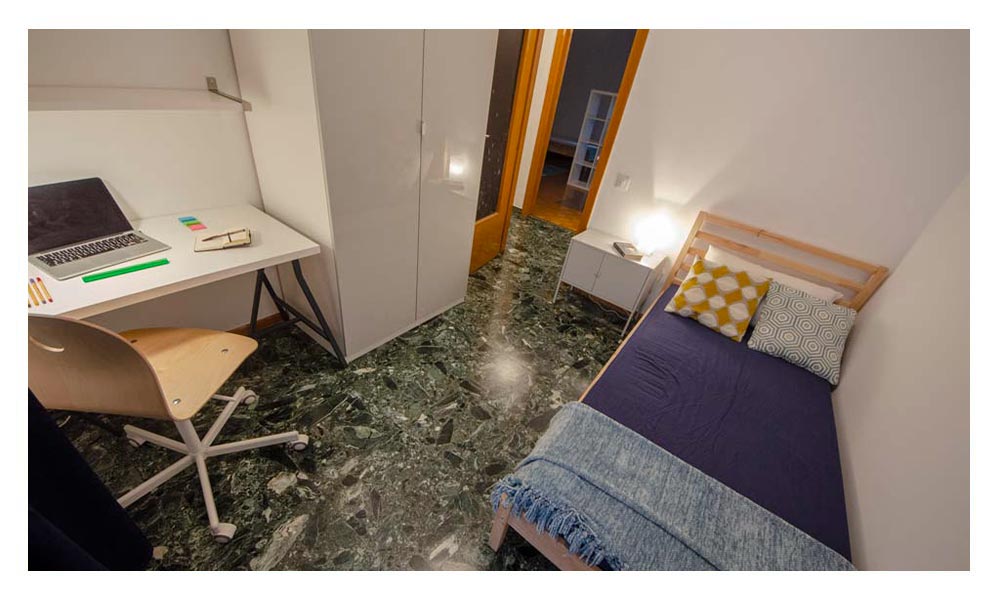 vista principale della stanza con letto matrimoniale e pavimento in terrazzo verdone