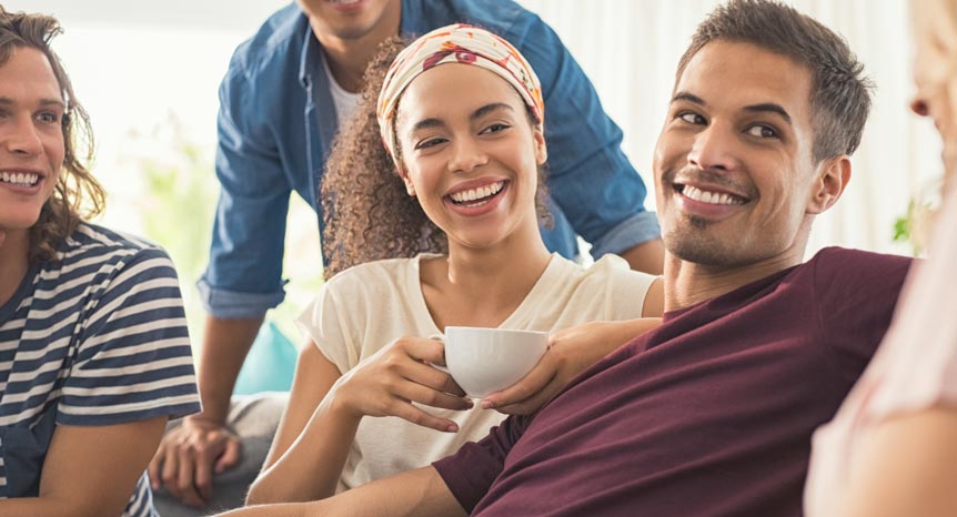 Gruppo di giovani sorridenti che condividono un momento conviviale