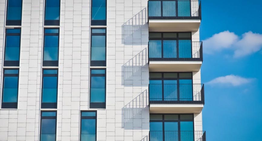 Facciata moderna di edificio con balconi e grandi finestre