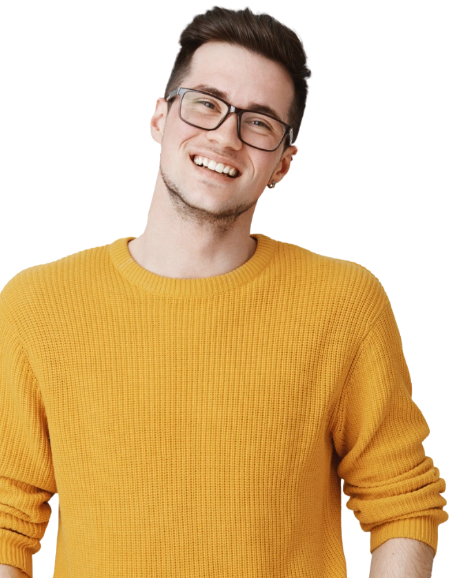 Giovane uomo con maglione giallo sorride in ambiente neutro che sorride