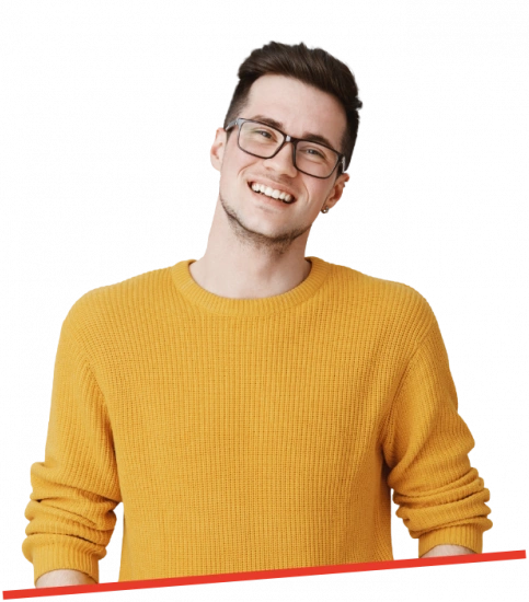 Giovane uomo con maglione giallo sorride in ambiente neutro che sorride